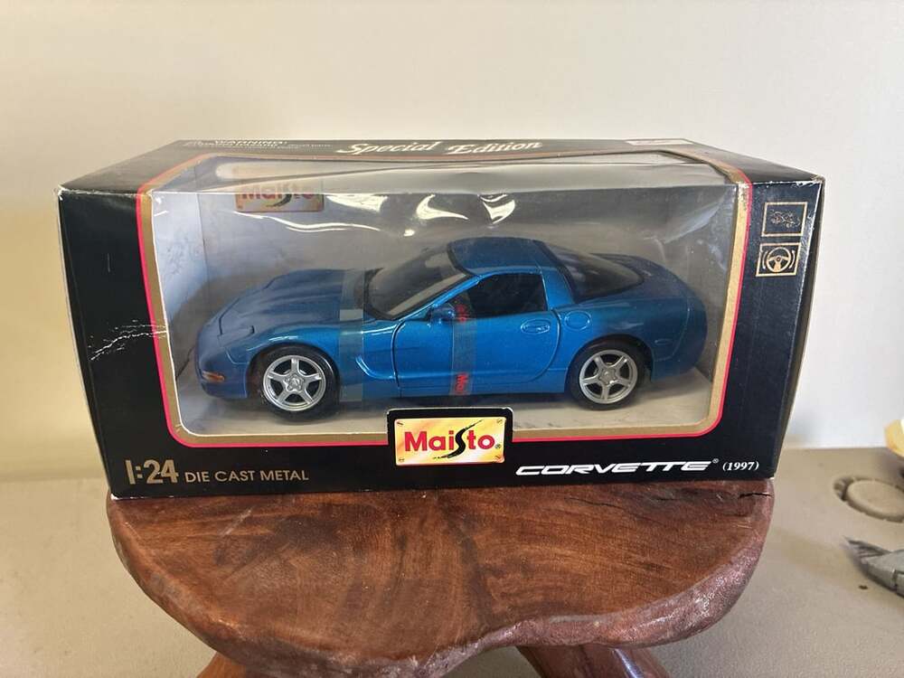 Maisto Corvette 1:24 Die Cast Metal 1997 Special Edition Blue